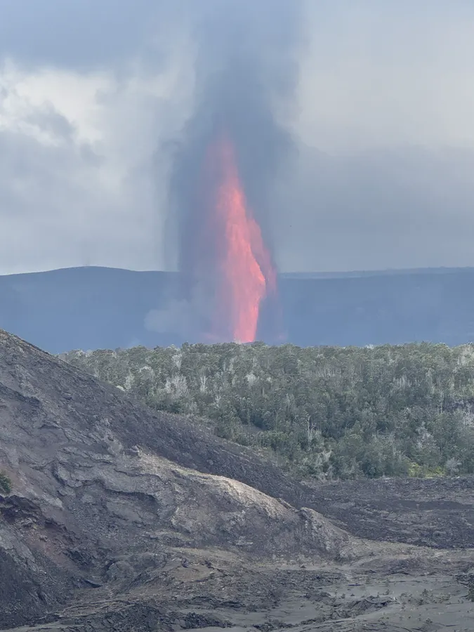 A column of lava and ash during a Kīlauea eruption