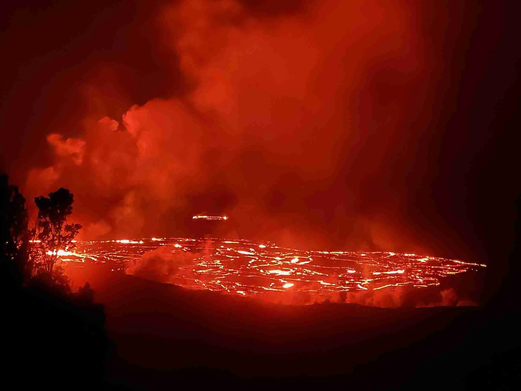 Halemaʻumaʻu crater overlook at Hawaiʻi Volcanoes National Park